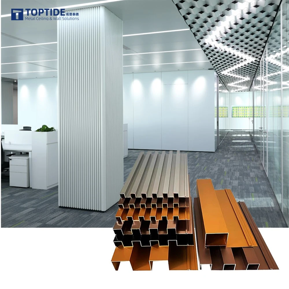 Profilé en aluminium métallique avec panneau de plafond en aluminium ondulé pour revêtement intérieur.