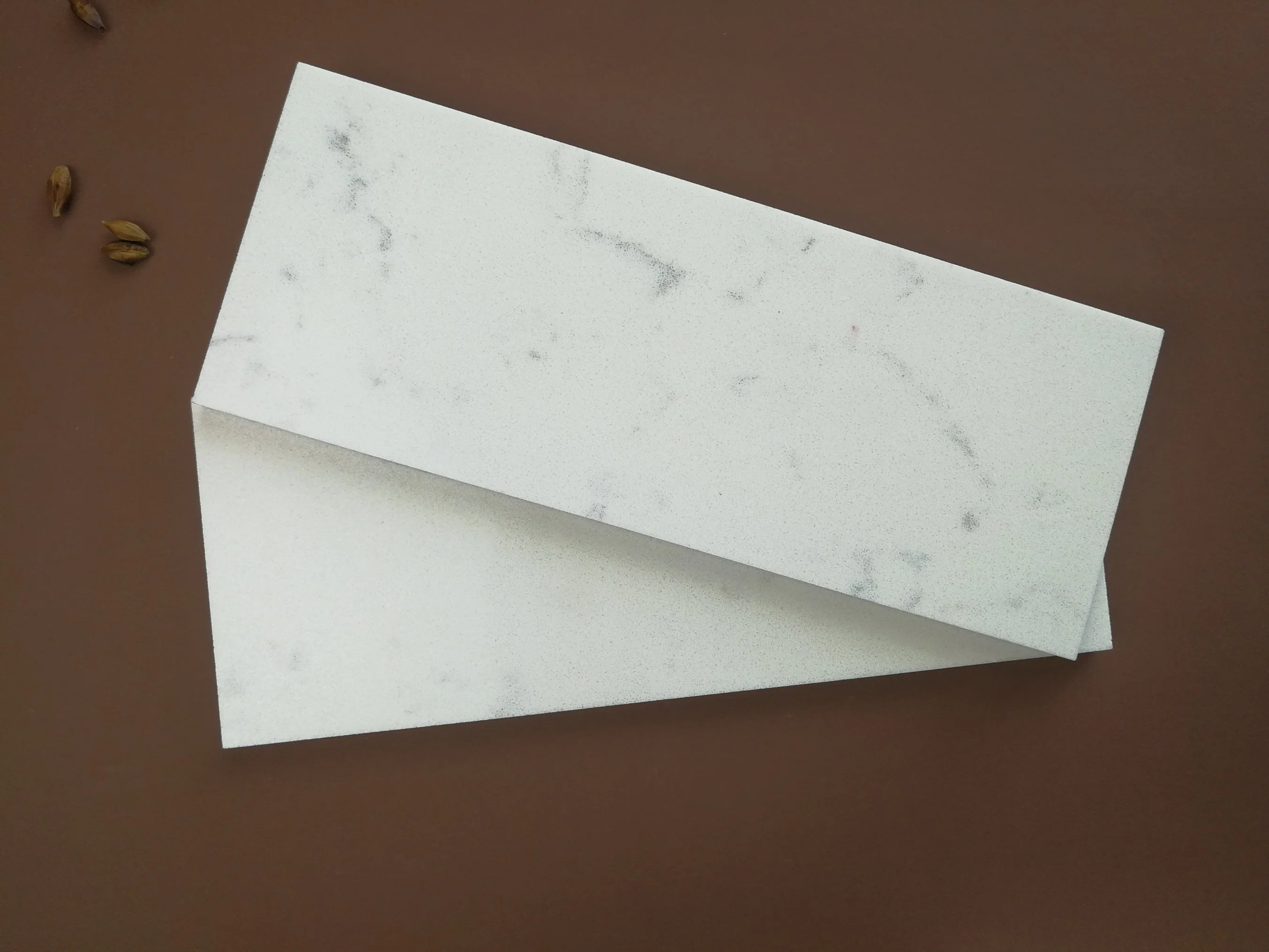 Ingeniería/Artificial/Piedra de Cuarzo blanco de Carrara para encimera&amp;baño Tops con buen precio.