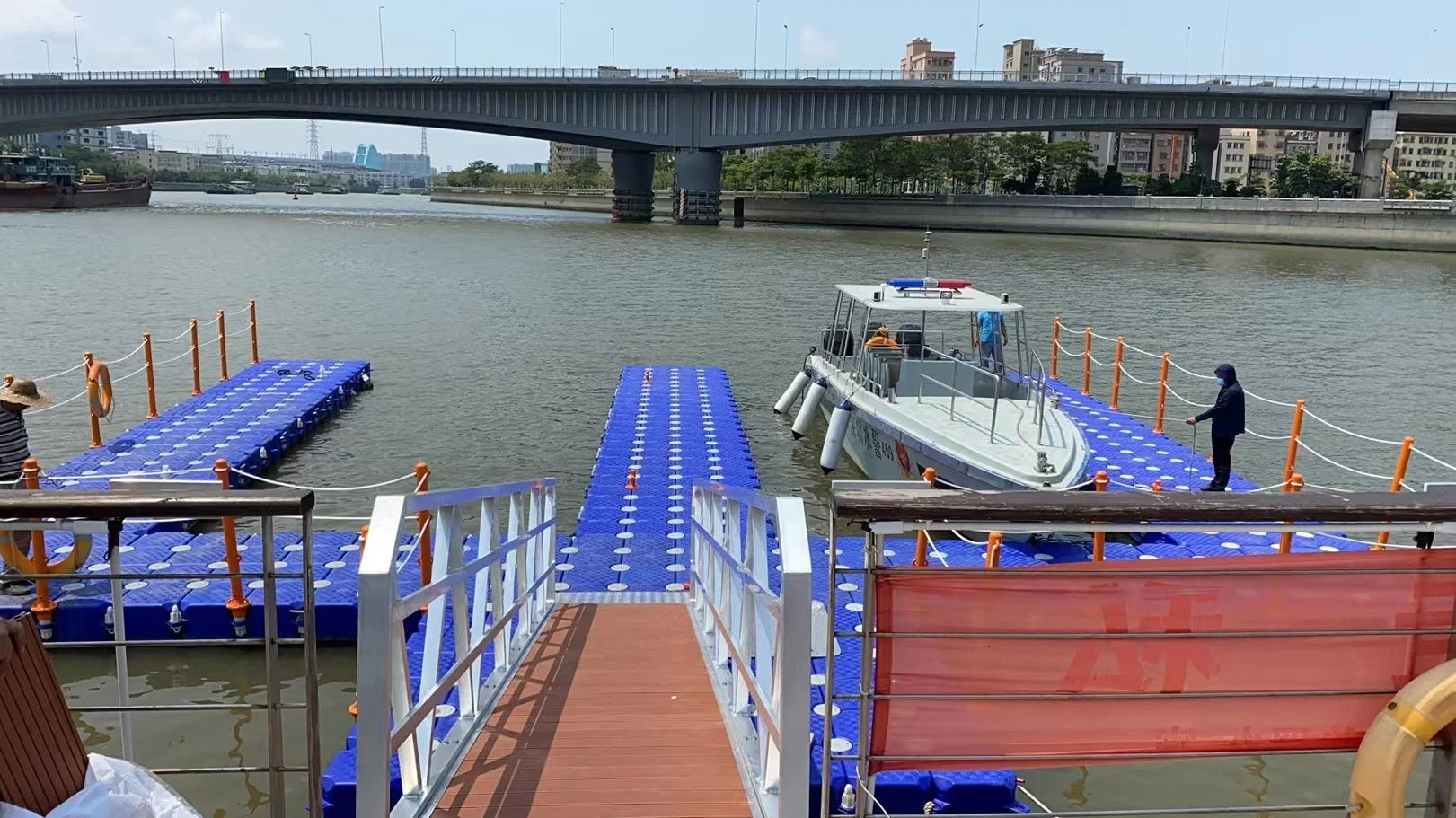 El material nuevo dique flotante de plástico cubo pontón flotante utilizado Embarcadero para la venta