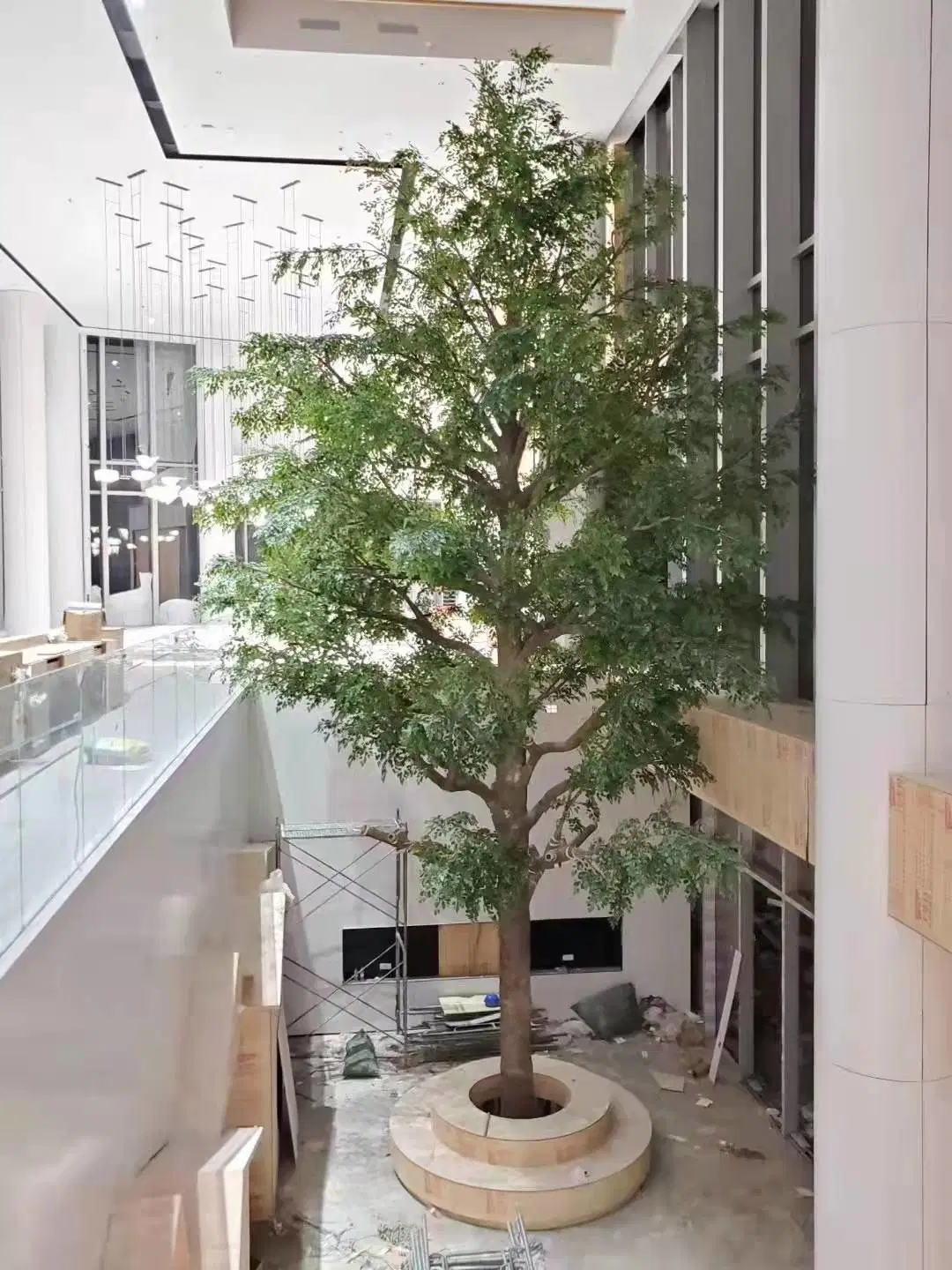 Regardez un grand arbre artificiel naturel sur mesure en fibre de verre, un faux arbre ficus banyan.