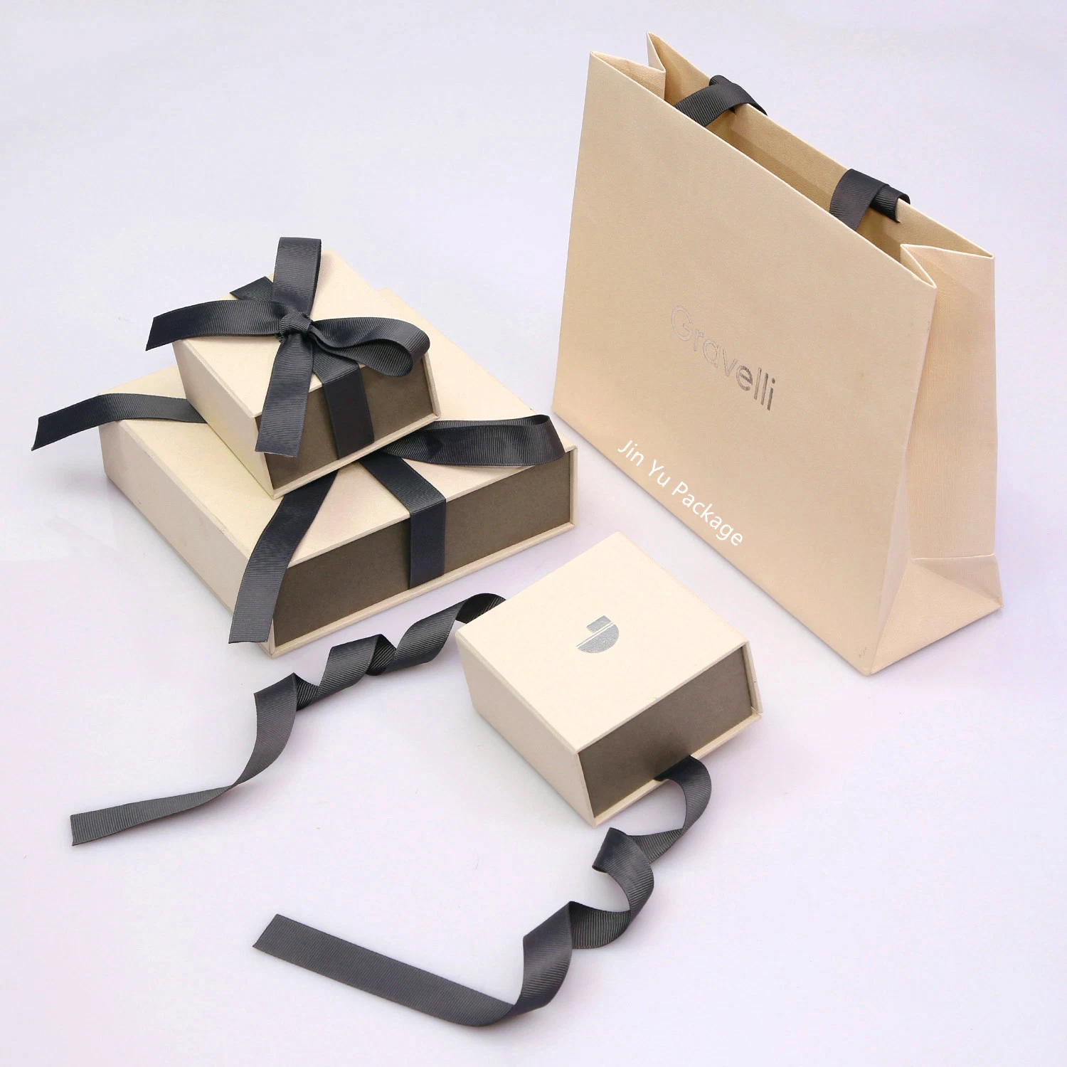 Fashion Hot Stamping Rigid Cardboard Paper Gift Jewelry Packaging Box with Ribbon