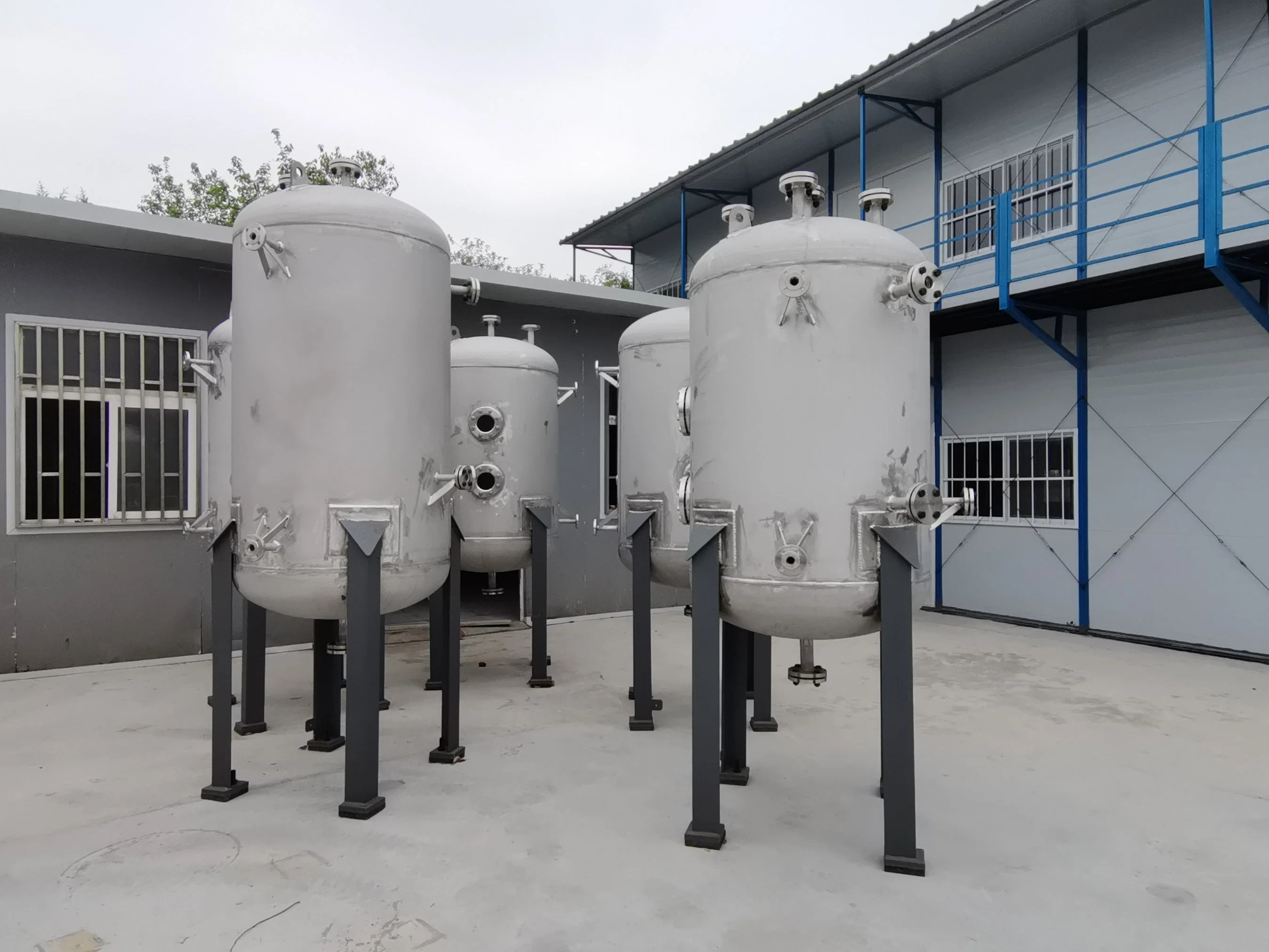 Heating and Cooling Tanks for Vertical Storage Tanks in The Petroleum Industry