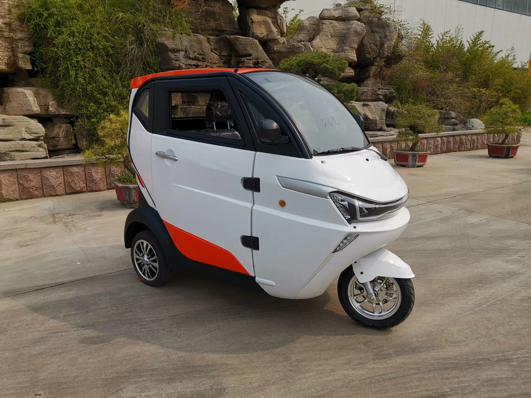 Europe Certified Electric Enclosed Cabin Trike with 1200W Motor
