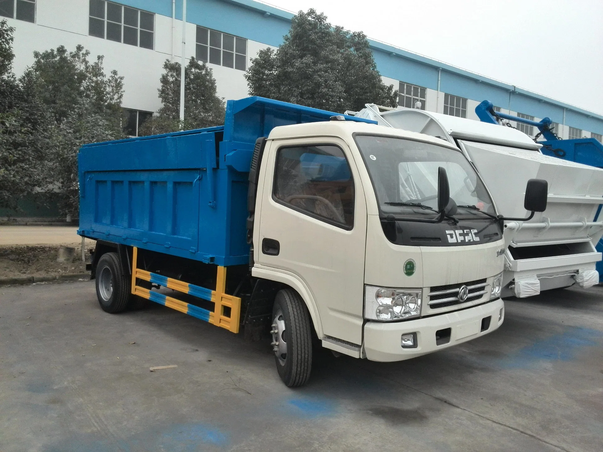 Dongfeng 3t 4t 5t 4X2 camião de descarga de lixo com cobertura Camião basculante selado Reciclagem camião de lixo basculante