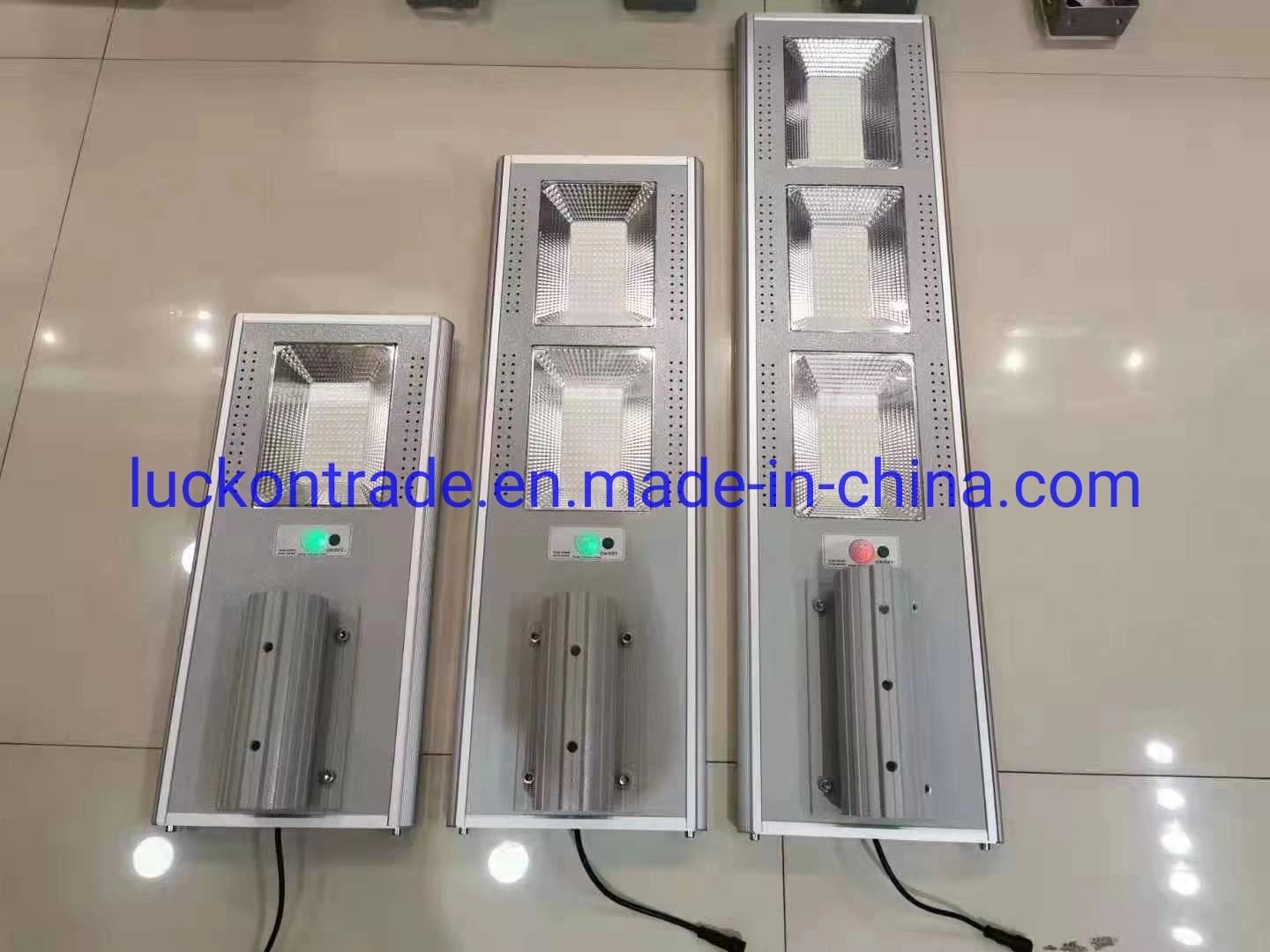 China Produtos/fornecedores. Luz de Rua Solar de LED com bateria de lítio DC 12/24V 30W 40W 50W em um único sistema integrado