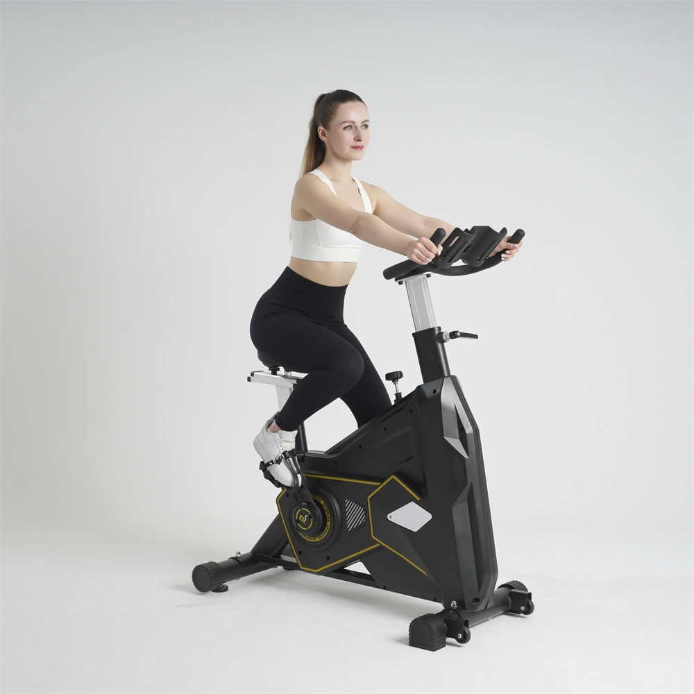 Salle de gym de l'équipement de cardio-training spin bike avec équipement de sport vélo d'exercice de l'écran