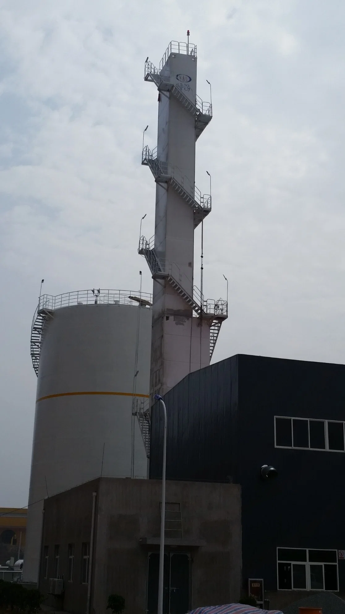 Liquid oxygen plant with argon