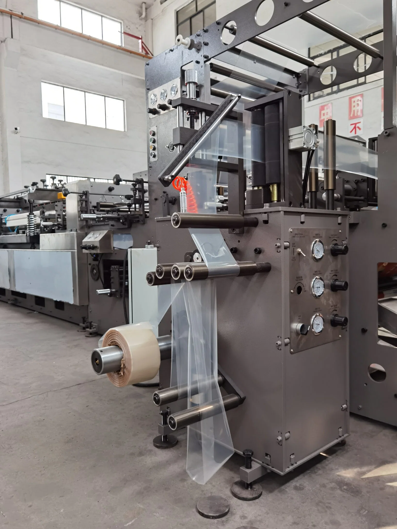 Specialized Designed Zipper Bag Making Machine Packaged with Stretch Film