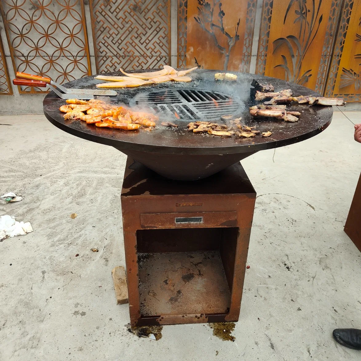 Nuevo estilo fumador barbacoa de carbón el carbón de leña barbacoa patio al aire libre