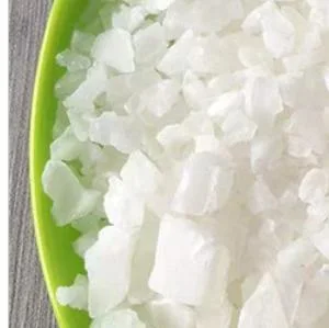 Prix le plus bas cas: 1310-73-2 flocons de soude caustique / Perle 99% Hydroxyde de sodium NaOH haute pureté