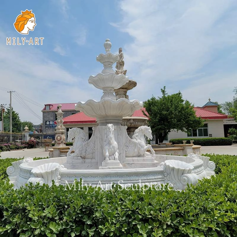 Fontaine en marbre blanc personnalisée avec un ornement de jardin cheval à vendre.