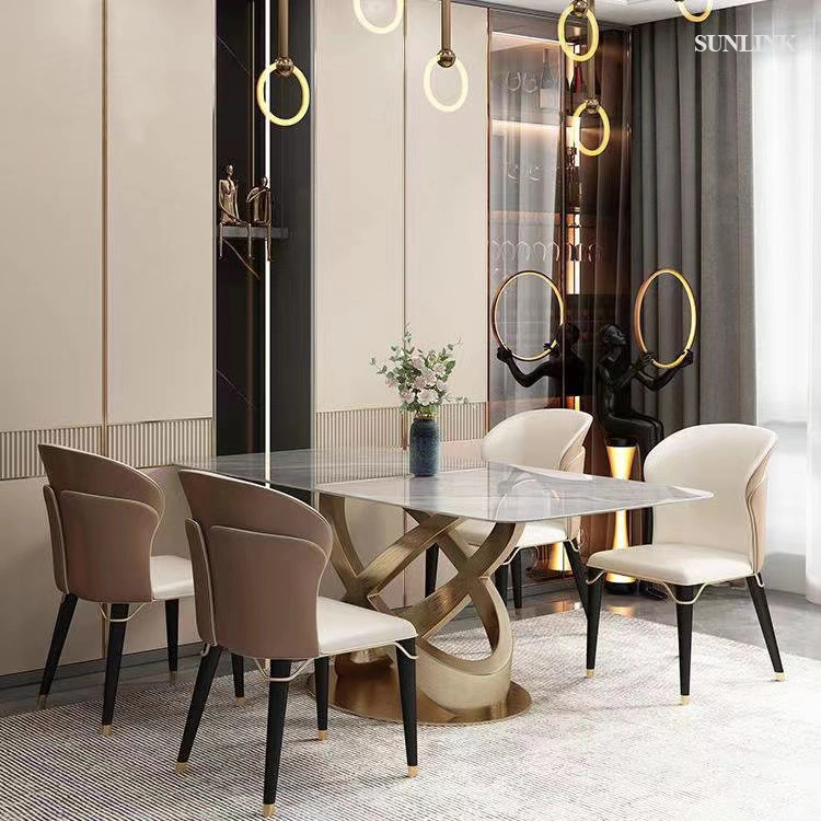 Mesa de comedor de mármol dorado de lujo moderno con silla y base de acero inoxidable.