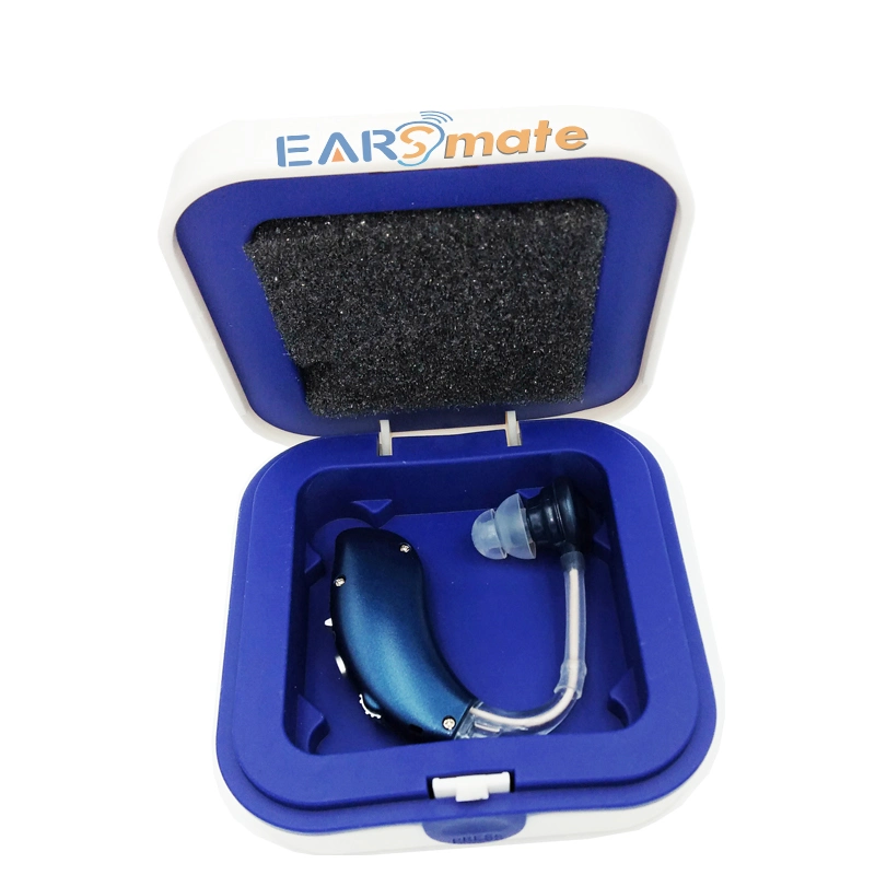 En el mostrador de audífonos para sordera del oído recargable 2021