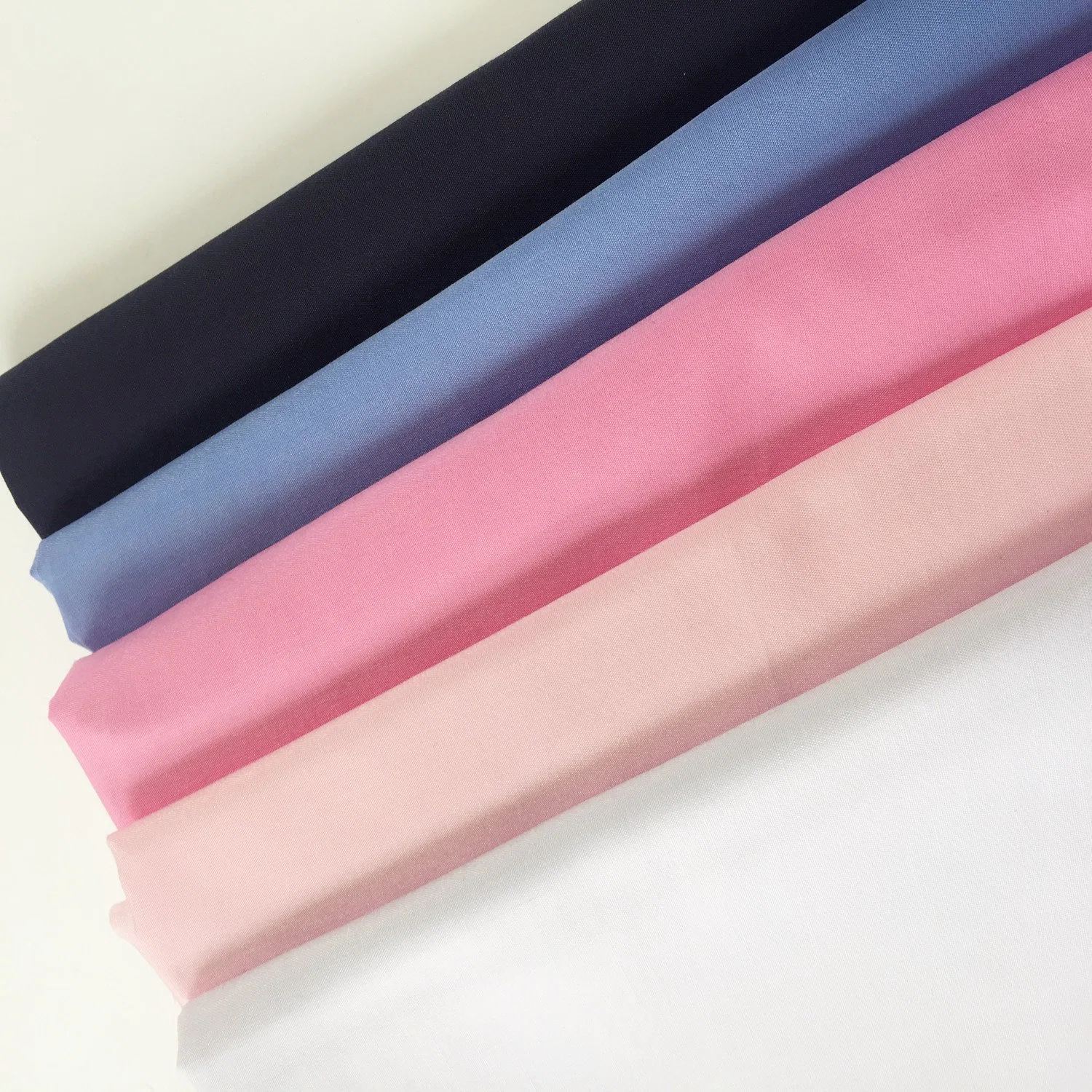 85%Polyester 15%Cotton Blended Airjet Woven 110GSM 1.5m Width White Black Solid Colors Plain Shirting Fabric for Pocketing