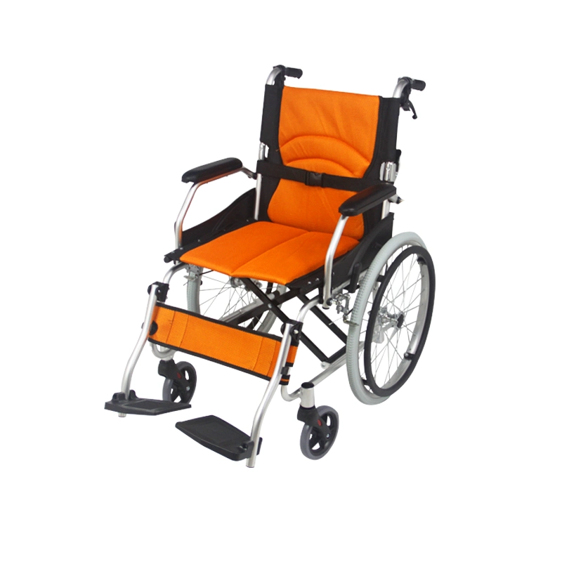 Chaise roulante manuelle de transport en aluminium portable et légère pour les personnes handicapées et les personnes âgées