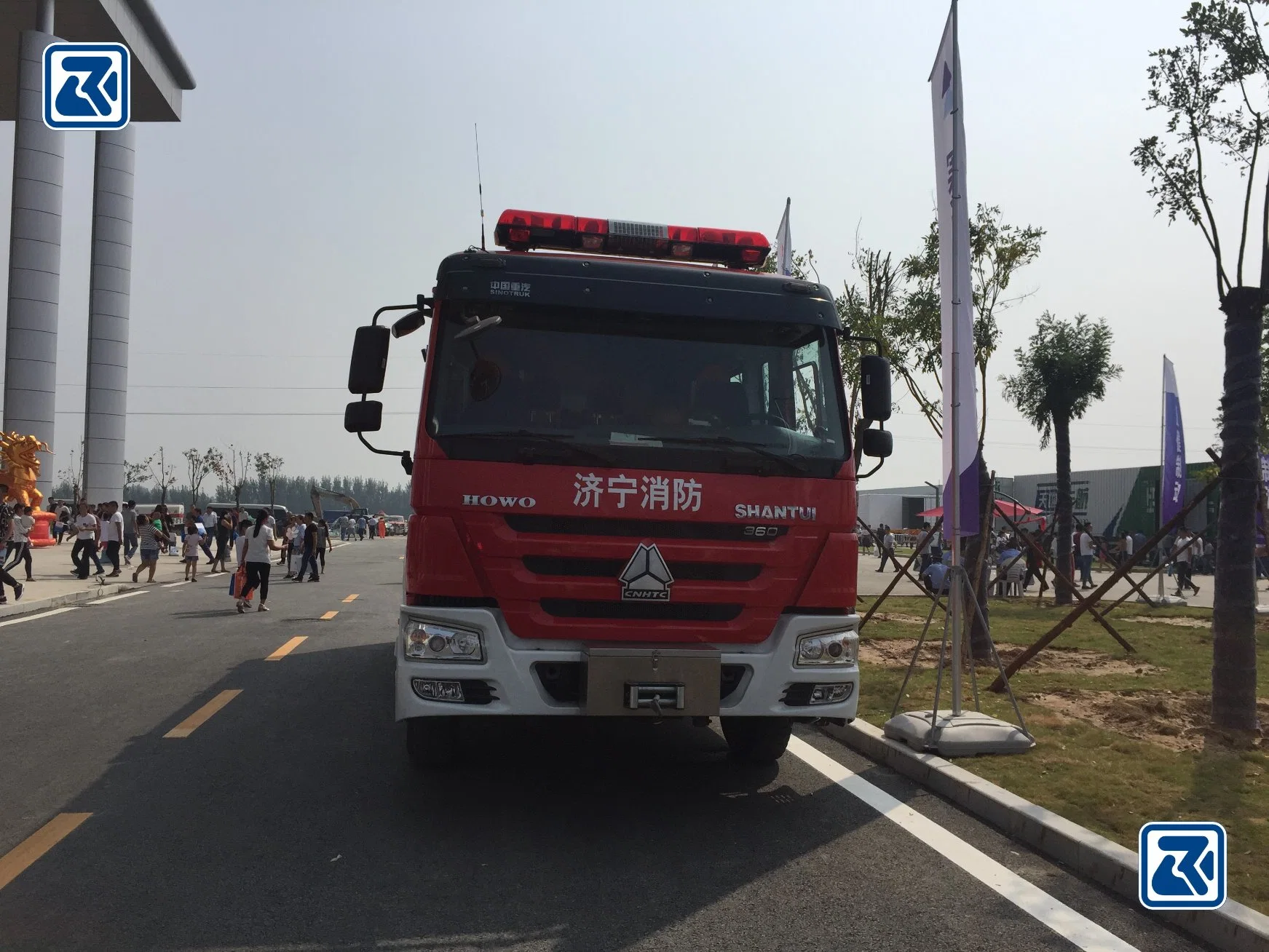 HOWO réservoir d'eau/mousse de secours incendie 8000 litres camion de lutte contre l'incendie