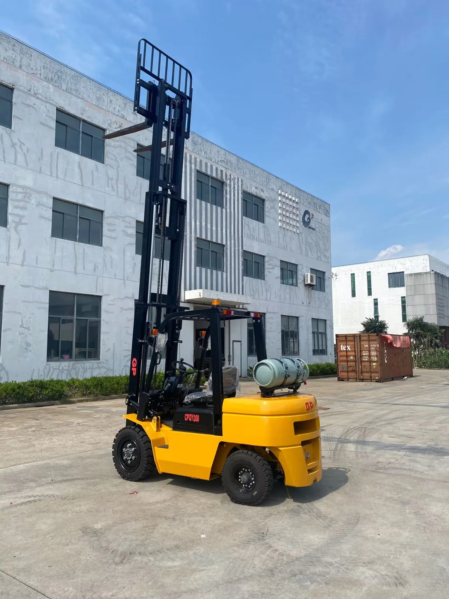 شاحنة رفع طنان LPG تعمل على ForkLift (ارتفاع الرفع 5 م)