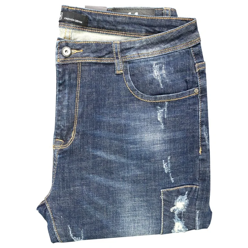 Calças jeans masculinas azul claro em denim.