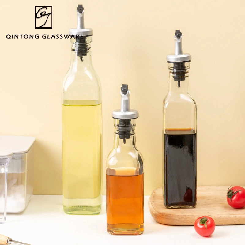 Wholesale/Supplier 500ml 17oz Transparent Household Square Olive Oil and Vinegar Glass Bottle with Stainless Steel Spout and Labels for Kitchen