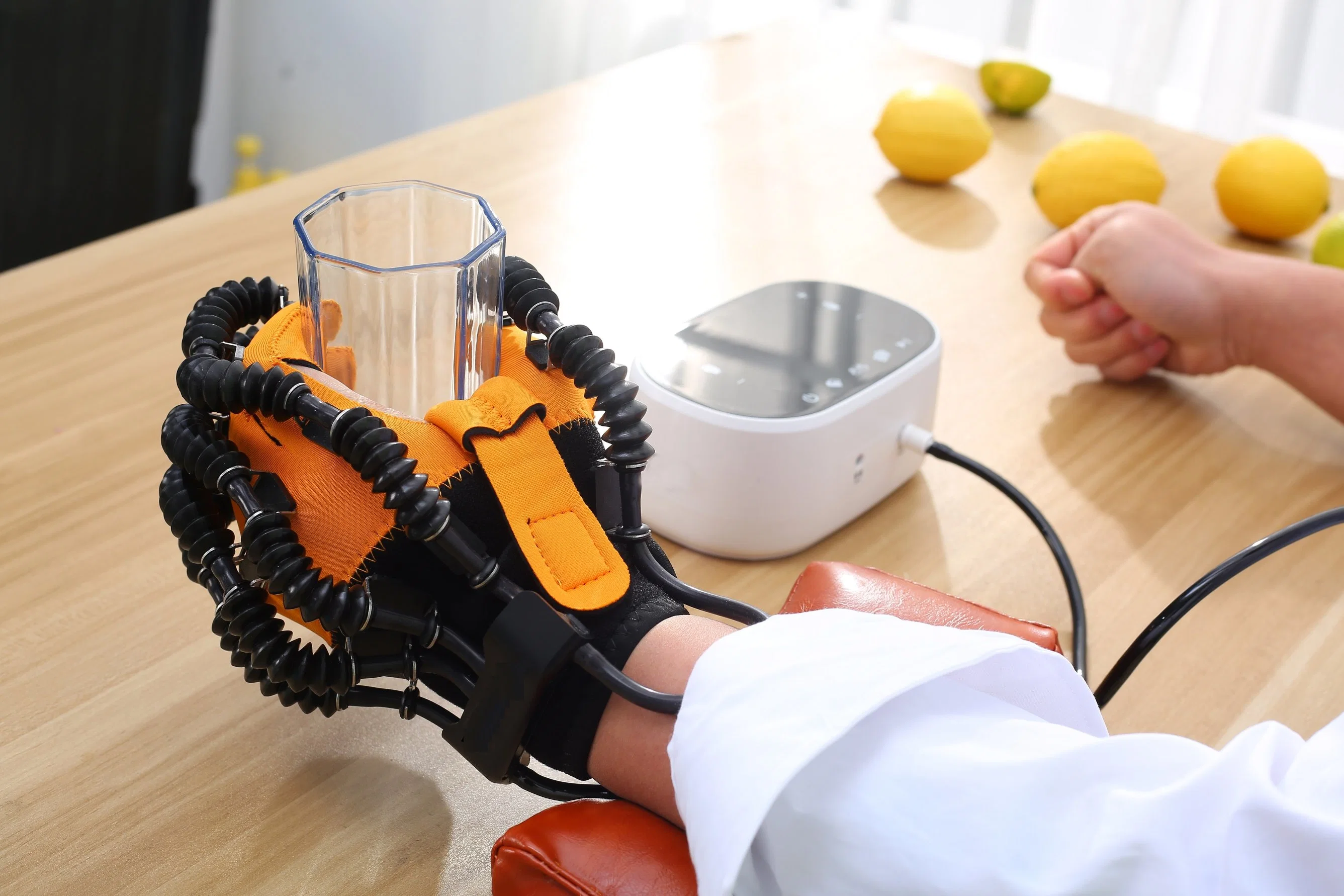 Robot Glove Stroke Rehabilitation Gerät, Patienten gesunde Hand, um ähnliche Bewegungen auf der betroffenen Hand zu replizieren