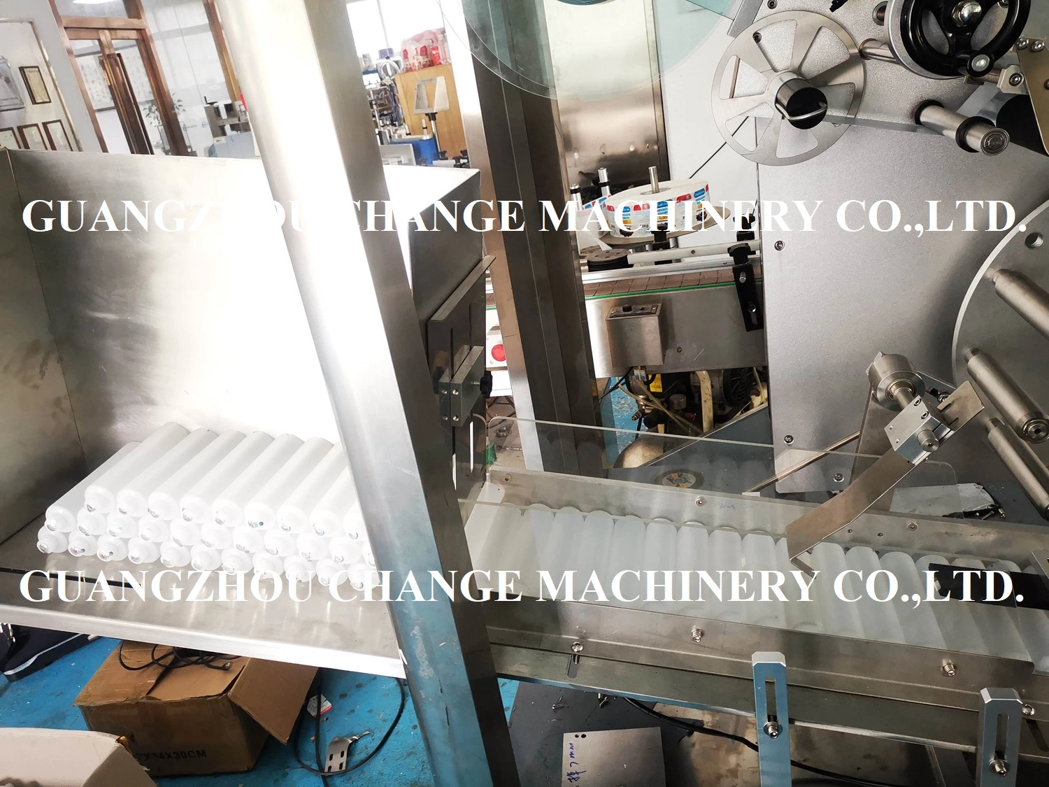 Automatic Orientation Soft Plastic Tubes Labels Sticking Machine