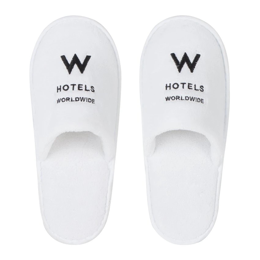 Chaussons d'hôtel en molleton de corail de luxe avec logo personnalisé. Chaussons jetables.