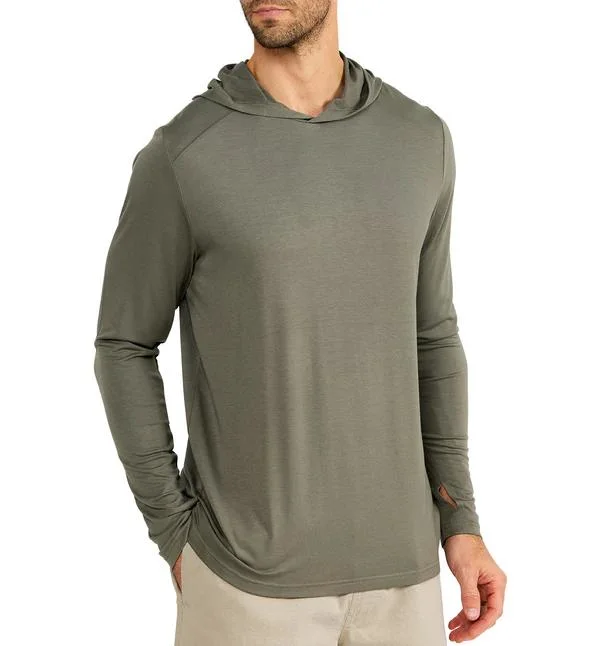 Chemise de sport à manches longues légère et confortable avec capuche pour hommes, conçue sur mesure pour la performance lors de la randonnée et de la pêche.