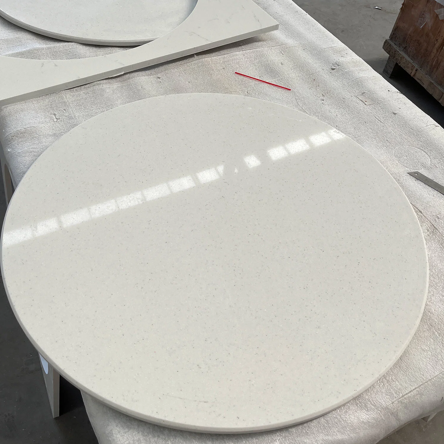Factory Artificial White Quartz Stone Fire Resistance Wholesale/Supplier Sabls for Kitchen Countertop & Dining Table