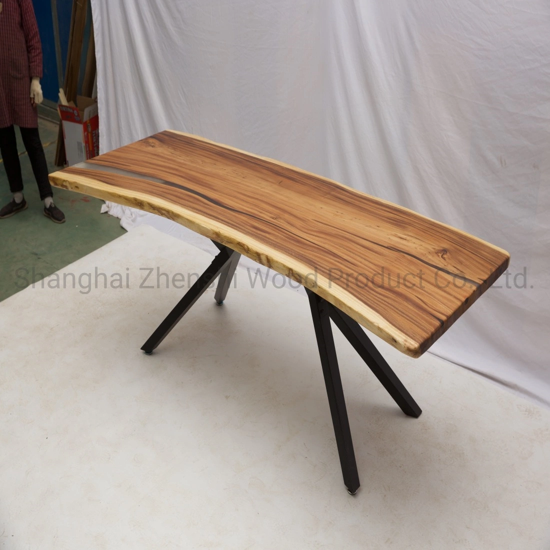 طاولة طاولة جانبية خشبية على طاولة جانبية من Suar Live Edge