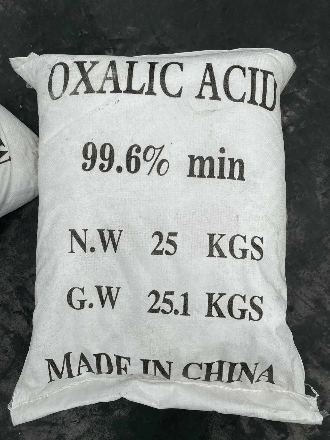 Acide oxalique de qualité industrielle de Chine, pureté de 99,6%, poudre cristalline blanche.