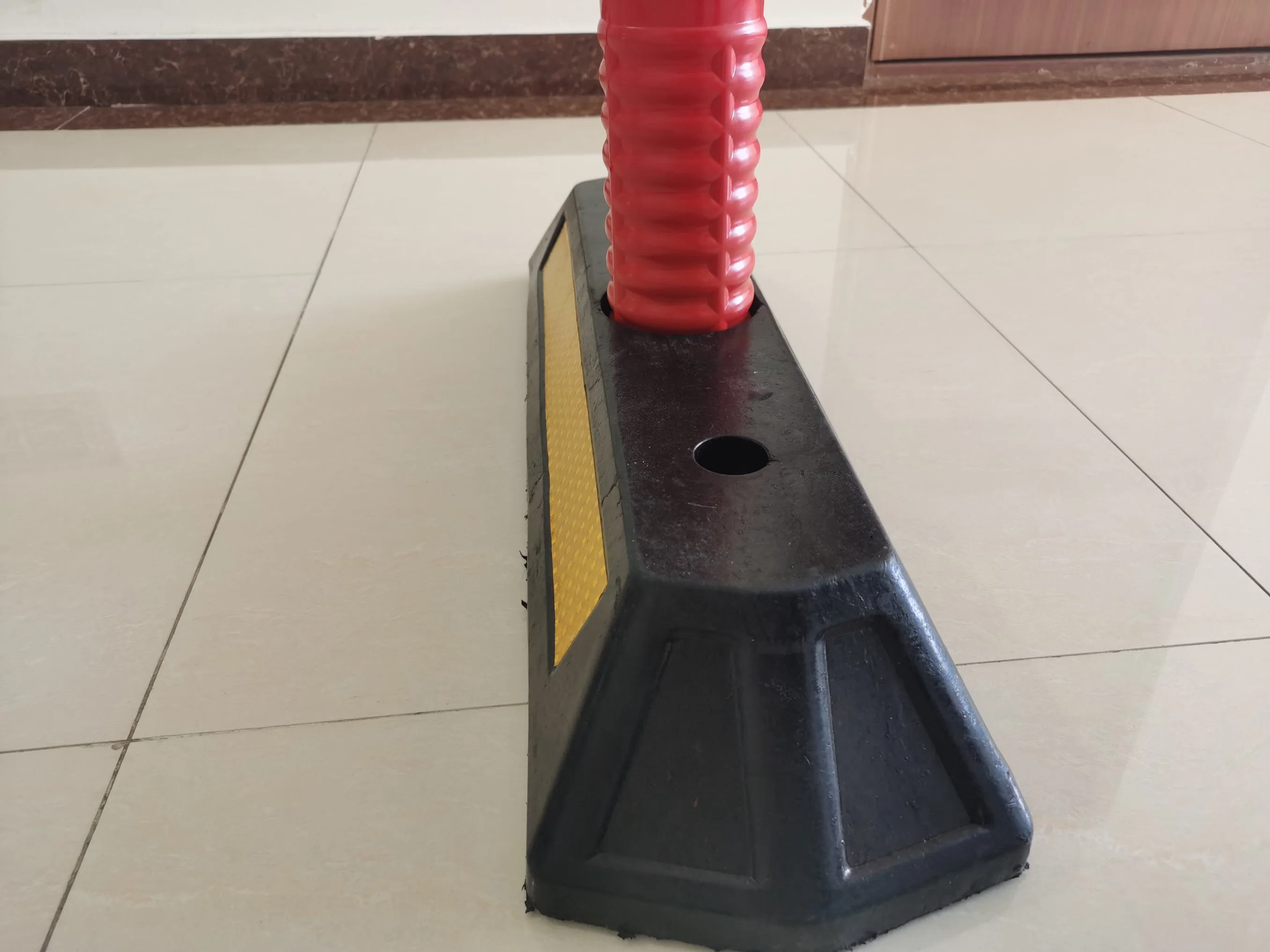 18 Years Supplier Traffic Safety 75cm PU+Balck Base Lane Separator