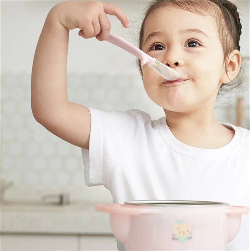 Nuevo diseño para niños Una cuchara de silicona de grado alimentario de Entrenamiento Conjunto de utensilios de cocina