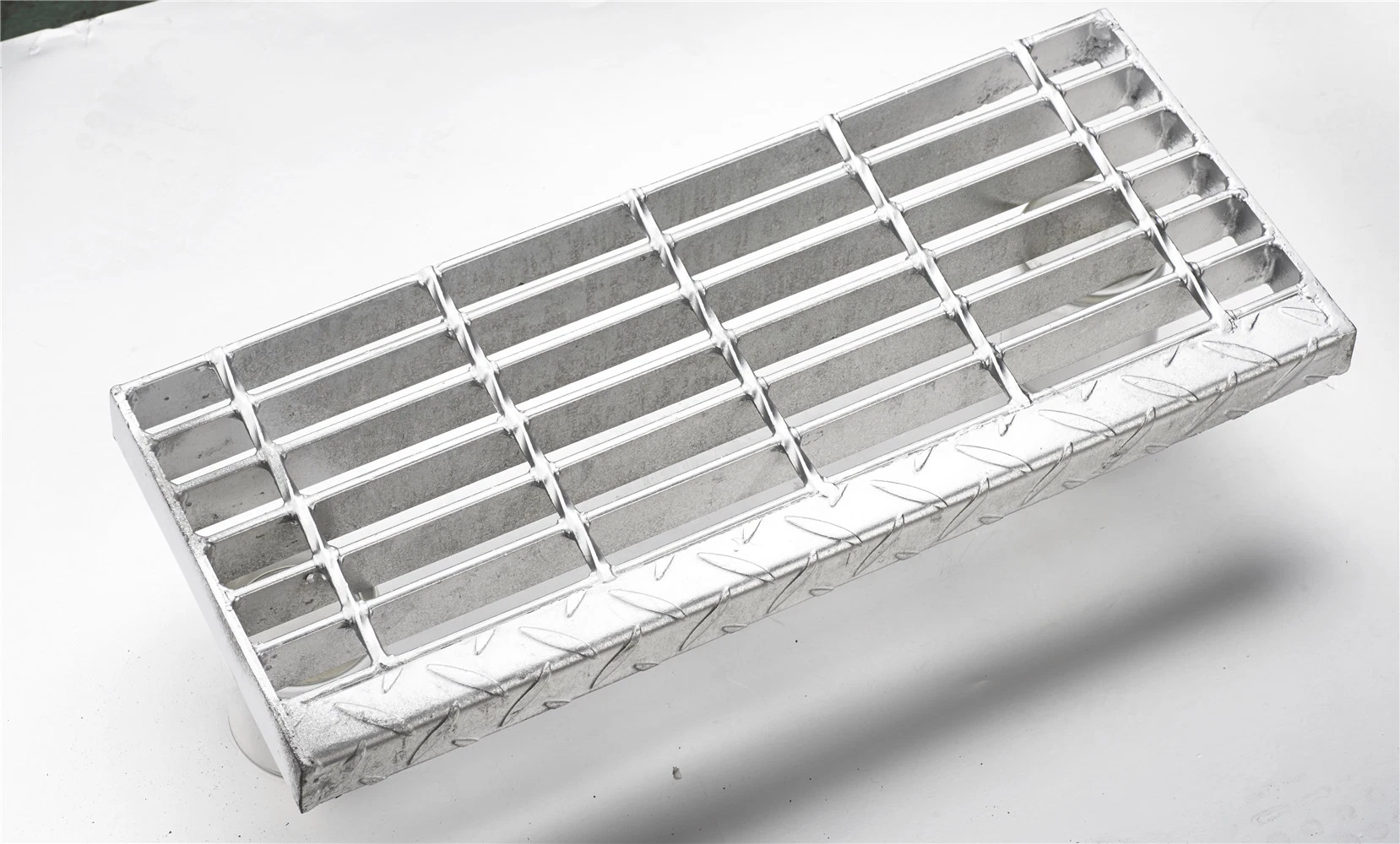 Hot-DIP Galvanizing Steel Grating Stair Tread with Nosing