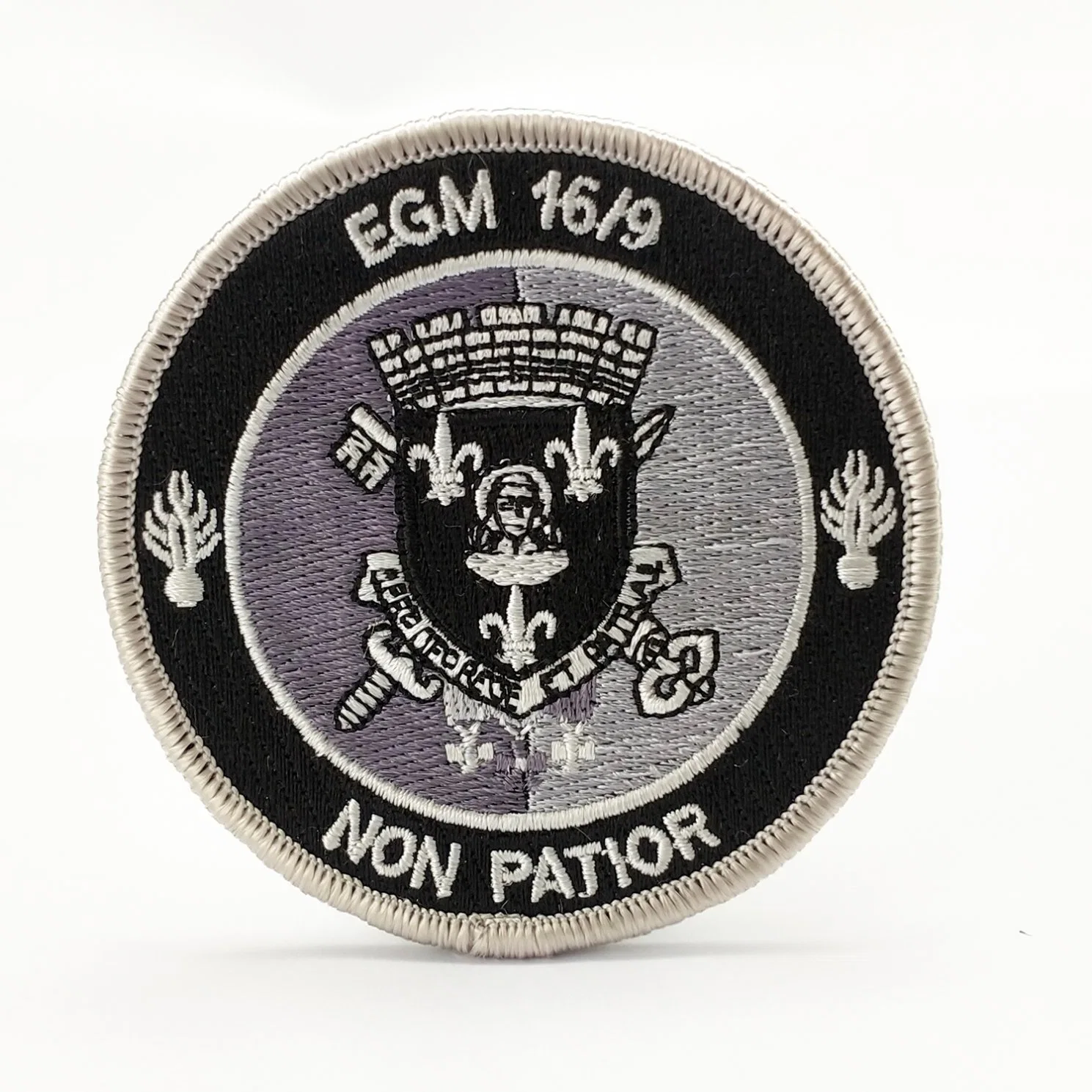 Insigne brodé en tissu d'emblème de badge tissé personnalisé pour vêtements avec logo 3D, garniture en tissu pour col, drapeau militaire de l'armée, textile scolaire, étiquette de police, badge de vêtement brodé.