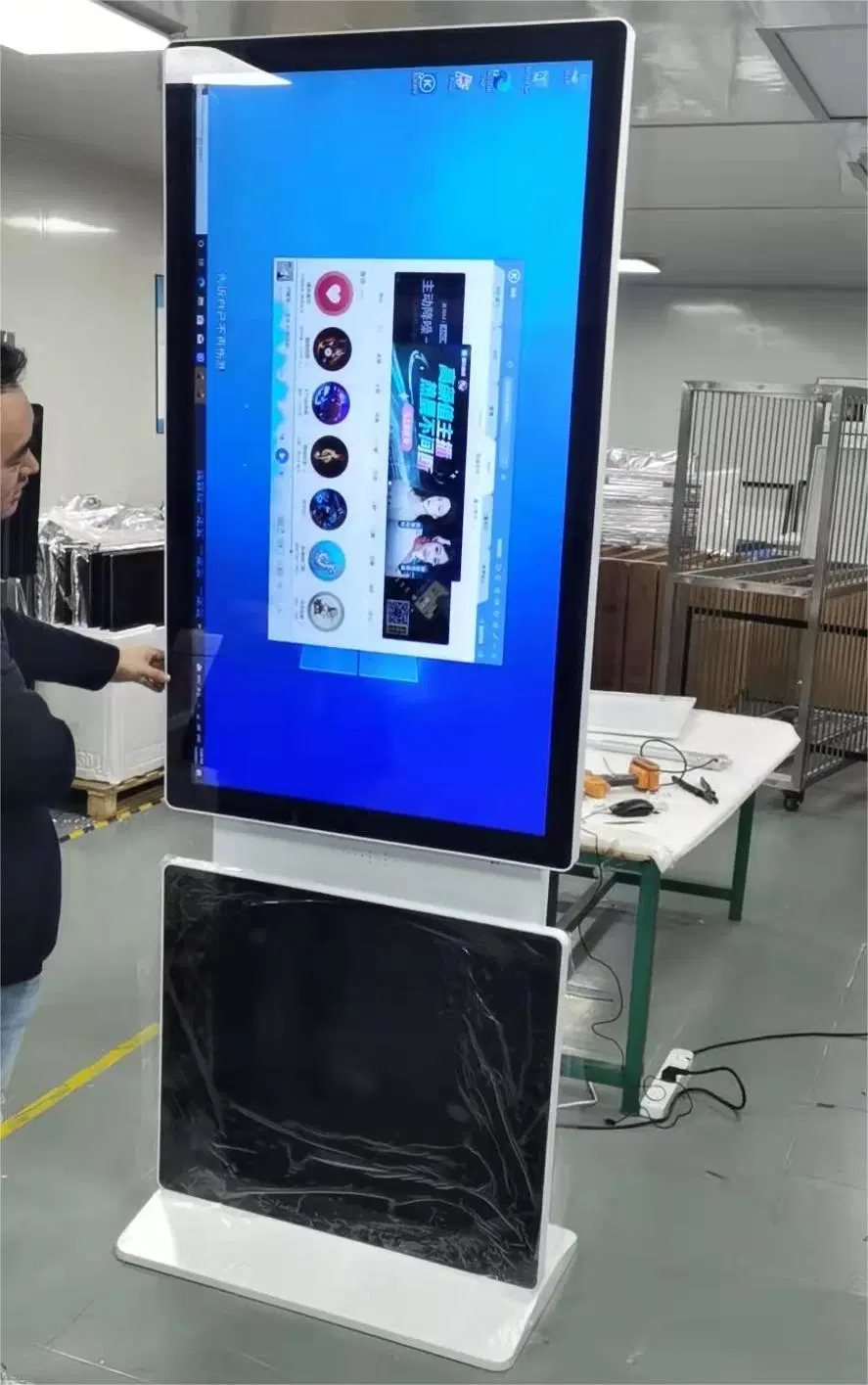 Kiosque sur pied Moniteur vidéo numérique LCD à rotation automatique Écran tactile d'affichage