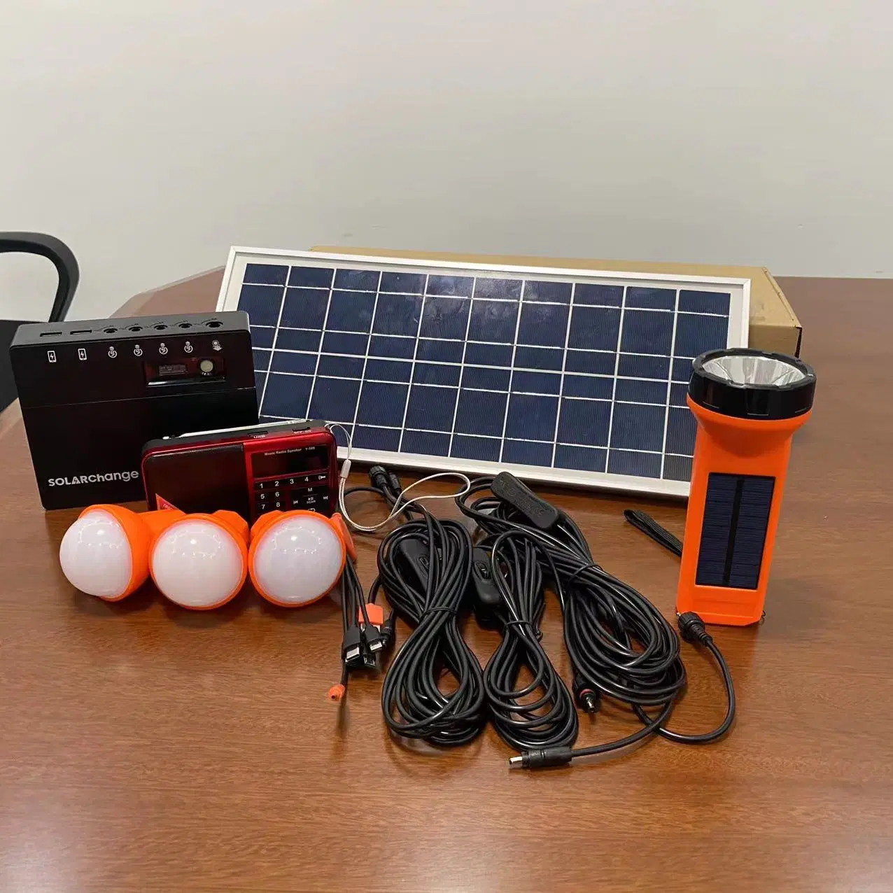 10W Solar Energy System LED Lighting Kit with FM Radio/3PC Bulbs/Mobile Chargers (SC-810)