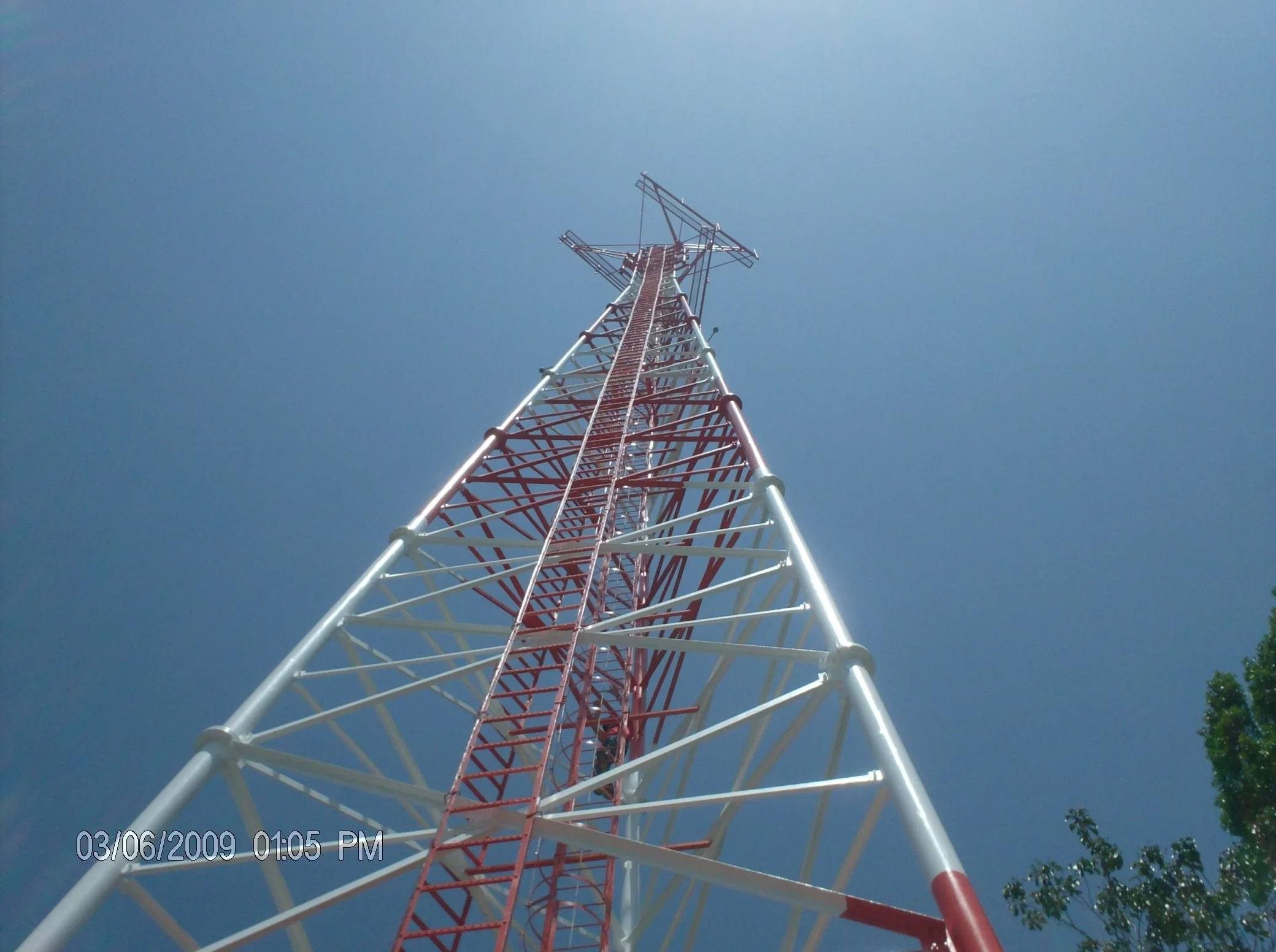 Tubular 3leg Galvanized Steel Mobile Antenna Tower with MW Brackets