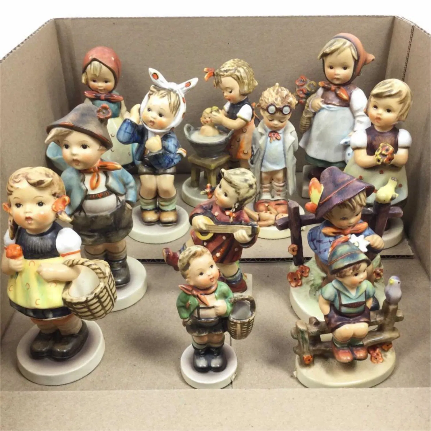 OEM Factory Customized Ceramic Craft Ceramic Holiday Decorations Christmas Ceramic Decorations Porcelain Ceramic Figurine Manufacturer in China