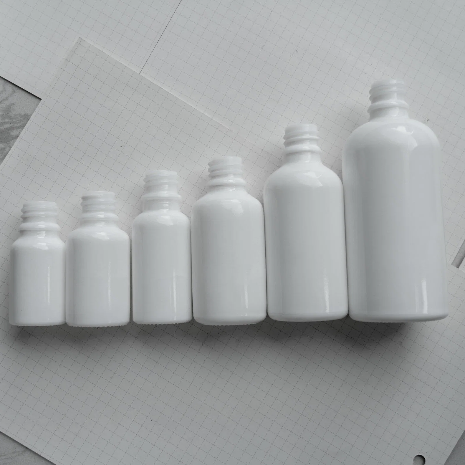 Ceramic White Round Essential Oil Cosmetic Bottle for Wholesale