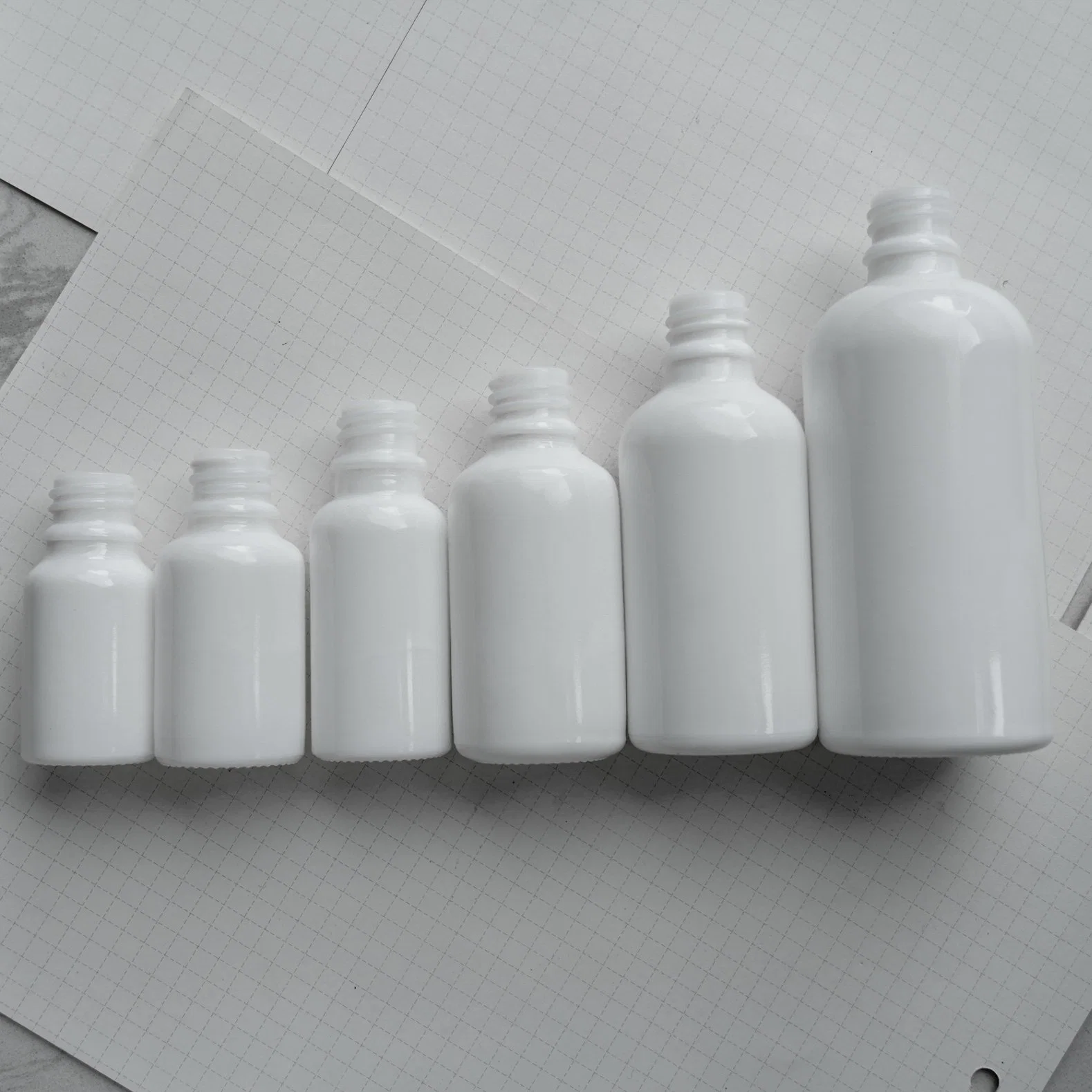 Ceramic White Round Essential Oil Cosmetic Bottle for Wholesale/Supplier