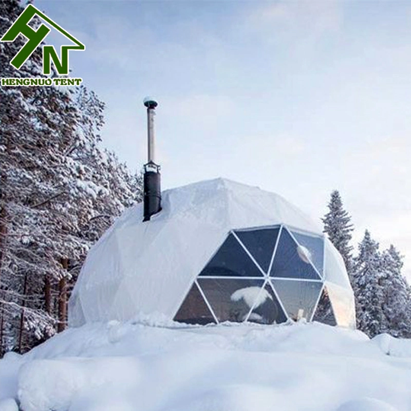 Une forte charge de neige et vent Glamping complexe de villégiature de style européen tente pour 2 personne