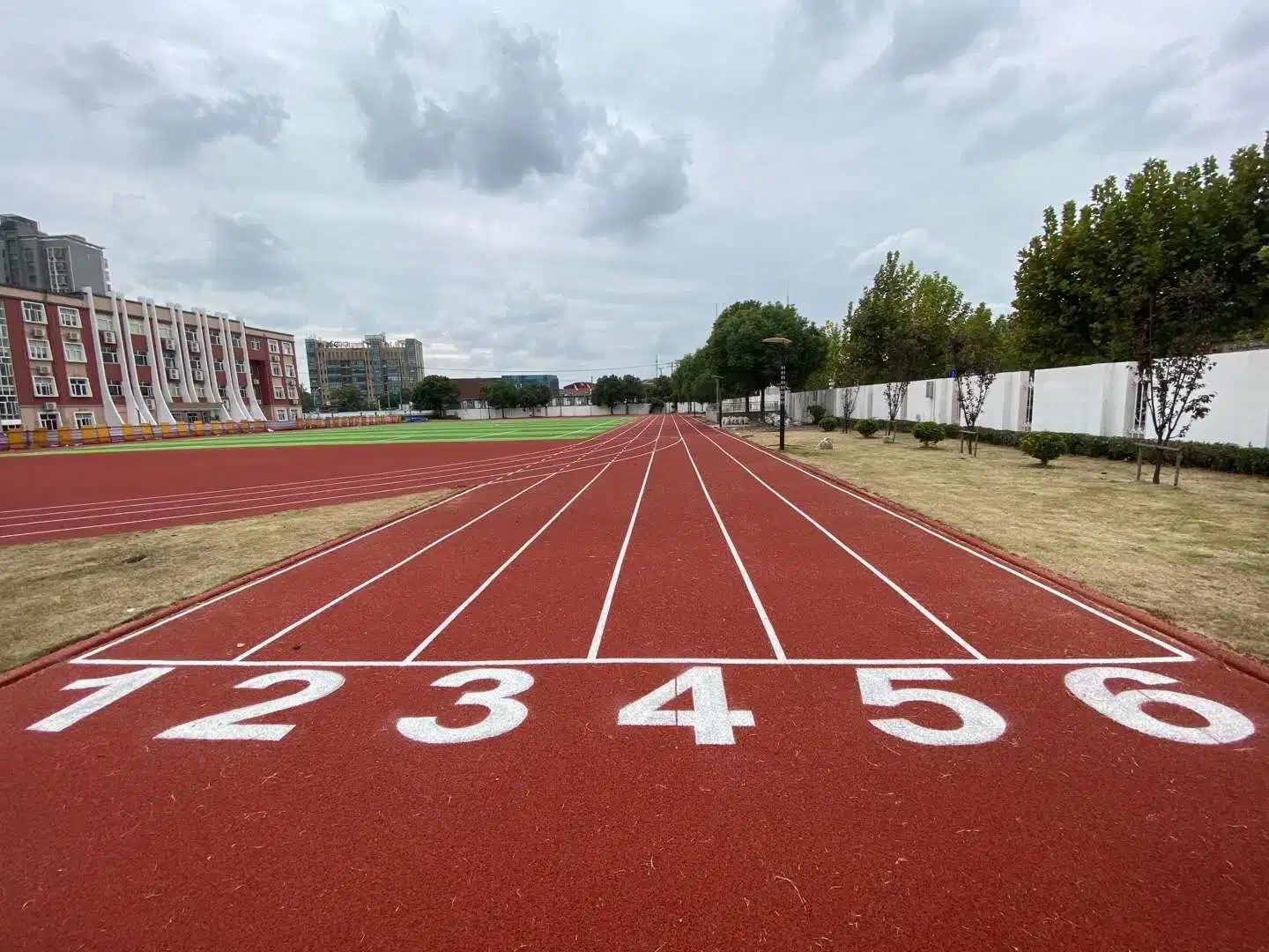 The Two Layer Sandwich System Running Track Consists of SBR Base Rubber Crumb Material Mixed Onsite with Polyurethane Binder and EPDM Rubberized Running Track
