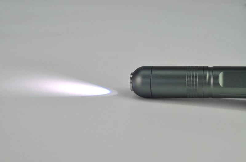 Fuente de luz médica LED de endoscopio 10W recargable mini portátil