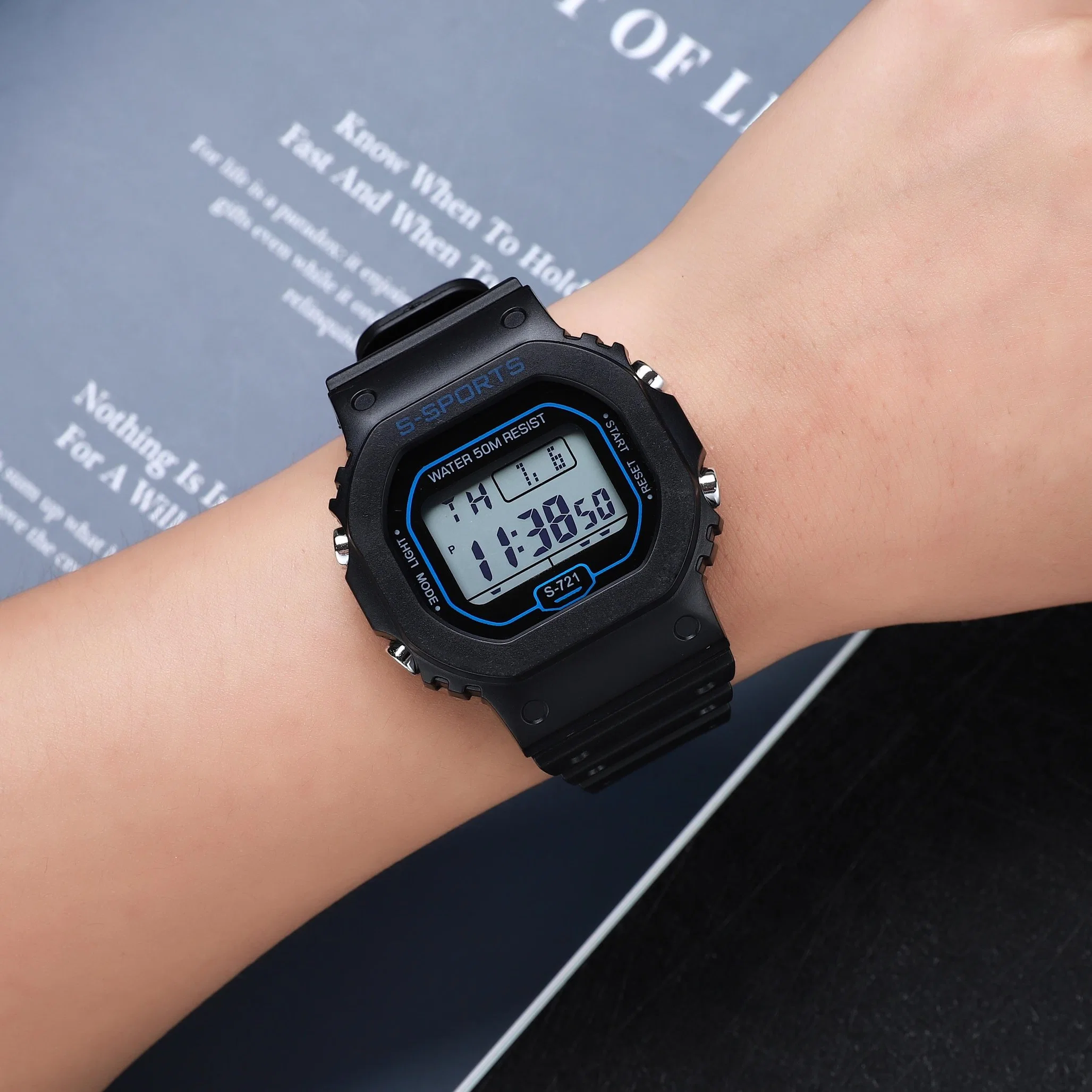 Customized Sport Men&prime; S Digital Watch Wrist Watch 5atmwaterproof Digital Watch LED Watches