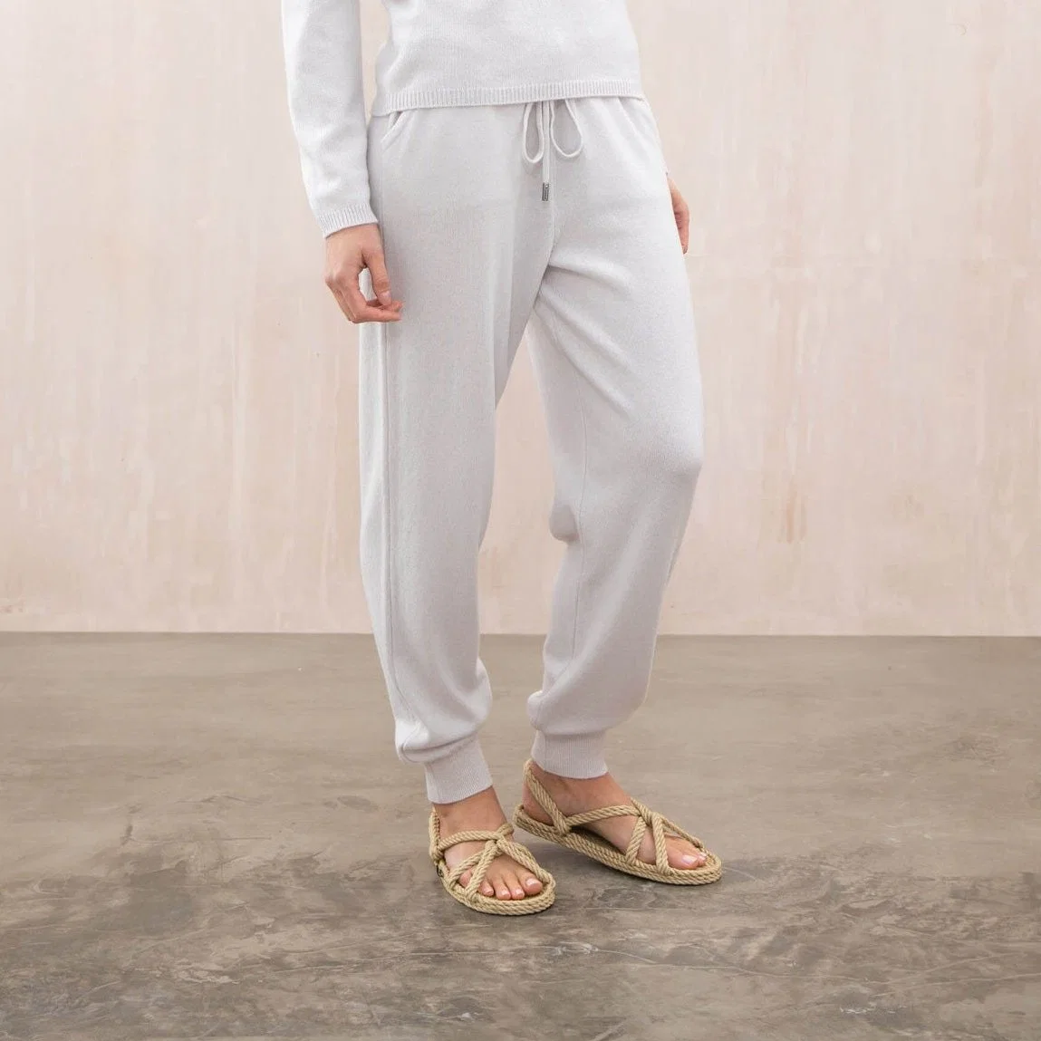 Snow- Integral Neck Cashmere Sweater with Low Rise Leisure Joggers