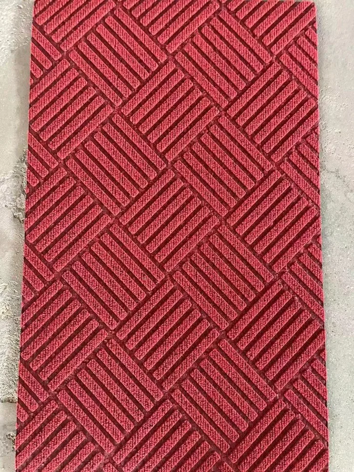 Tapis à motif barre six temps et motif en relief entièrement côtelé