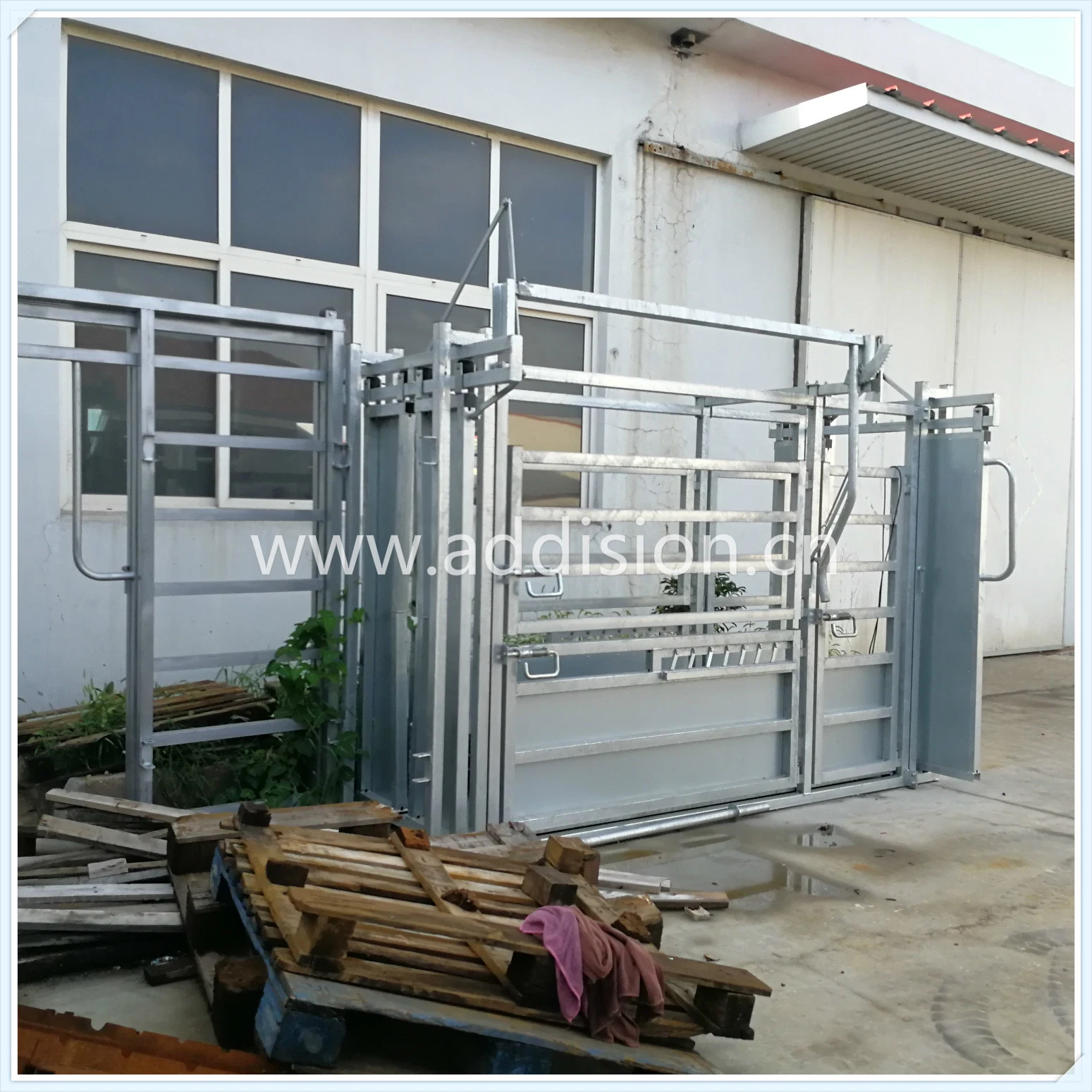 Steel/Aluminium/Wrought Iron Railing Handrail Temporary Fencing Fence / Swing Gate Driveway Gate Cattle Sliding Gate with Cattle Scale