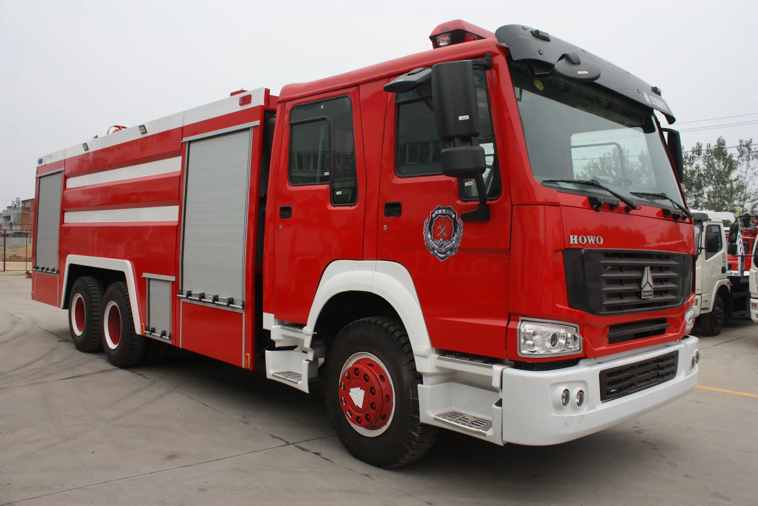 Camión de bomberos Sinotruck HOWO 6X4 (15000L amortiguador de motor de incendios de tanques de agua CB10/60&gt;65m)