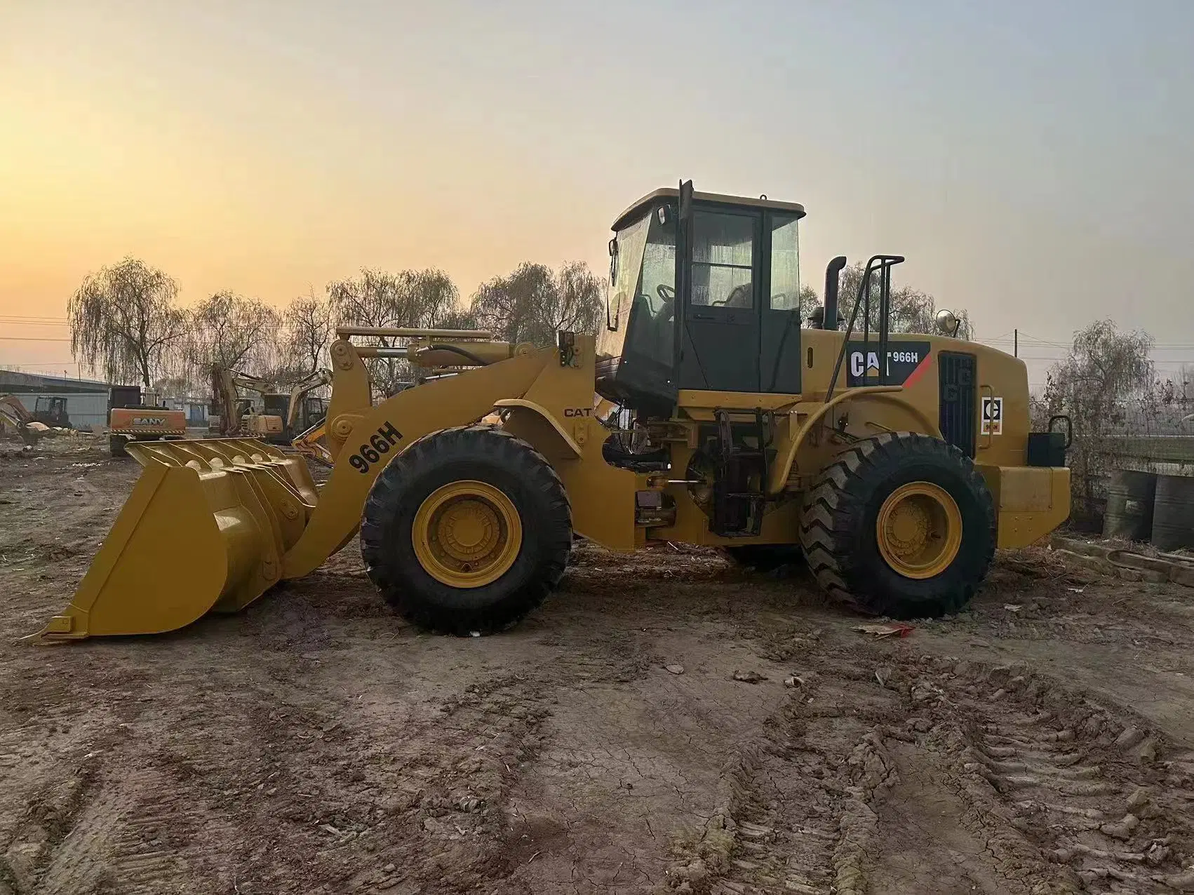 اللودر بعجل المستخدم Cat 966H للبيع من Caterpillar