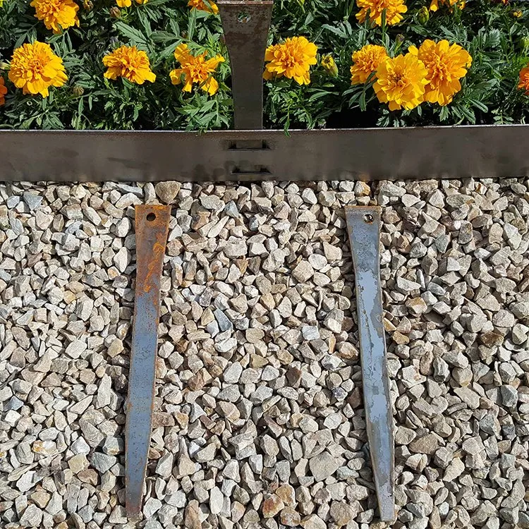 Garden Planter/Metal Flower Border